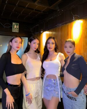 Nisamanee Lertvorapong Instagram - เมื่อรู้สมาชิคที่จะไปเมการอบนี้ก็สนุกแล้ว😍❤️🇺🇸
16-25นี้จะไปลาสเวกัสและซานฟรานงับ ใครอยากดูคอนเท้นอะไรจากพวกเราสี่คน เม้นมาหน่อย อิอิ
ส่วนสปอนคลิปใหญ่รับอีกแค่2ตัวนะค้า เพราะตอนนี้บิน9วันแต่ลค9ตัวมีจริง!!!😂 
บินไปเที่ยว ❌
บินไปหาเงิน ✅