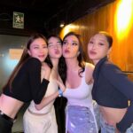 Nisamanee Lertvorapong Instagram - เมื่อรู้สมาชิคที่จะไปเมการอบนี้ก็สนุกแล้ว😍❤️🇺🇸 16-25นี้จะไปลาสเวกัสและซานฟรานงับ ใครอยากดูคอนเท้นอะไรจากพวกเราสี่คน เม้นมาหน่อย อิอิ ส่วนสปอนคลิปใหญ่รับอีกแค่2ตัวนะค้า เพราะตอนนี้บิน9วันแต่ลค9ตัวมีจริง!!!😂 บินไปเที่ยว ❌ บินไปหาเงิน ✅