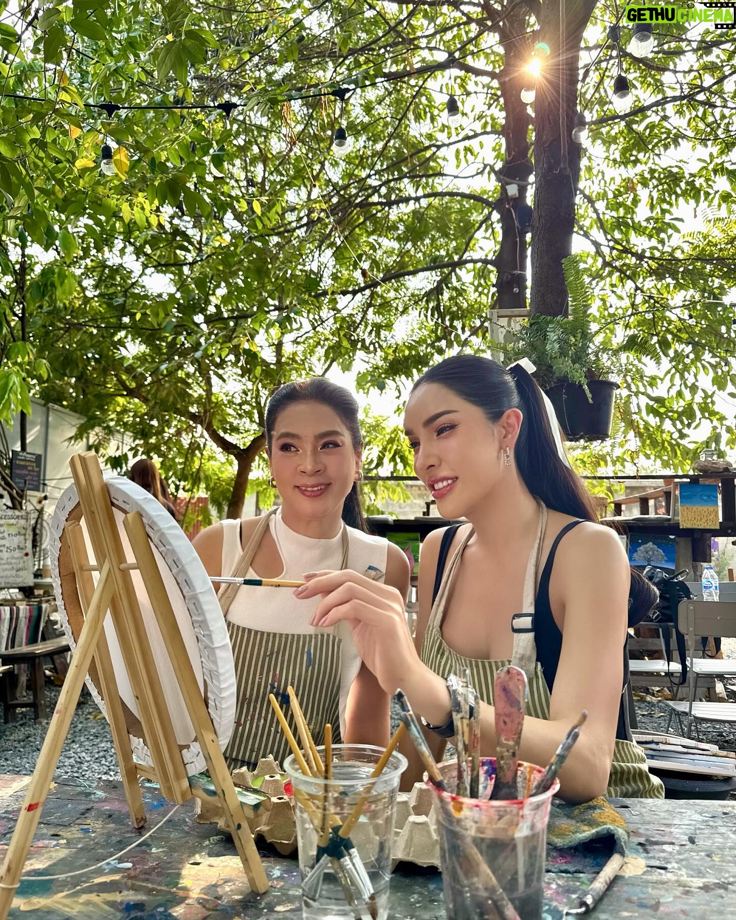 Nisamanee Lertvorapong Instagram - รีวิวผลของการลองเป็นเพื่อนกับแม่ตัวเอง1วัน😱😍 อย่างแรก แปลกมาก!!! เกิดมาเพิ่งเคยเรียกขื่อแม่ตัวเองห้วนๆ ตอนแรกกระดากปากมาก🤣 แล้วก็ได้ฟัง ได้เห็นอีกมุมของแม่ บางทีต่อให้เป็นแม่ เค้าก็อยากเป็นเพื่อนเราด้วย ที่พีคคือได้ลองหยุมหัวกัน😆 สำหรับคู่นัทกับแม่ ให้เป็นเพื่อนกันตลอดคงไม่ใช่เว แต่ประสบการณ์ครั้งนี้ทำให้ได้เข้าใจแม่มากขึ้น แม่ก็ได้เข้าใจลูกมากขึ้น แนะนำลองทำกันดู อะไรใหม่ๆดี #เป็นเพื่อนกับแม่