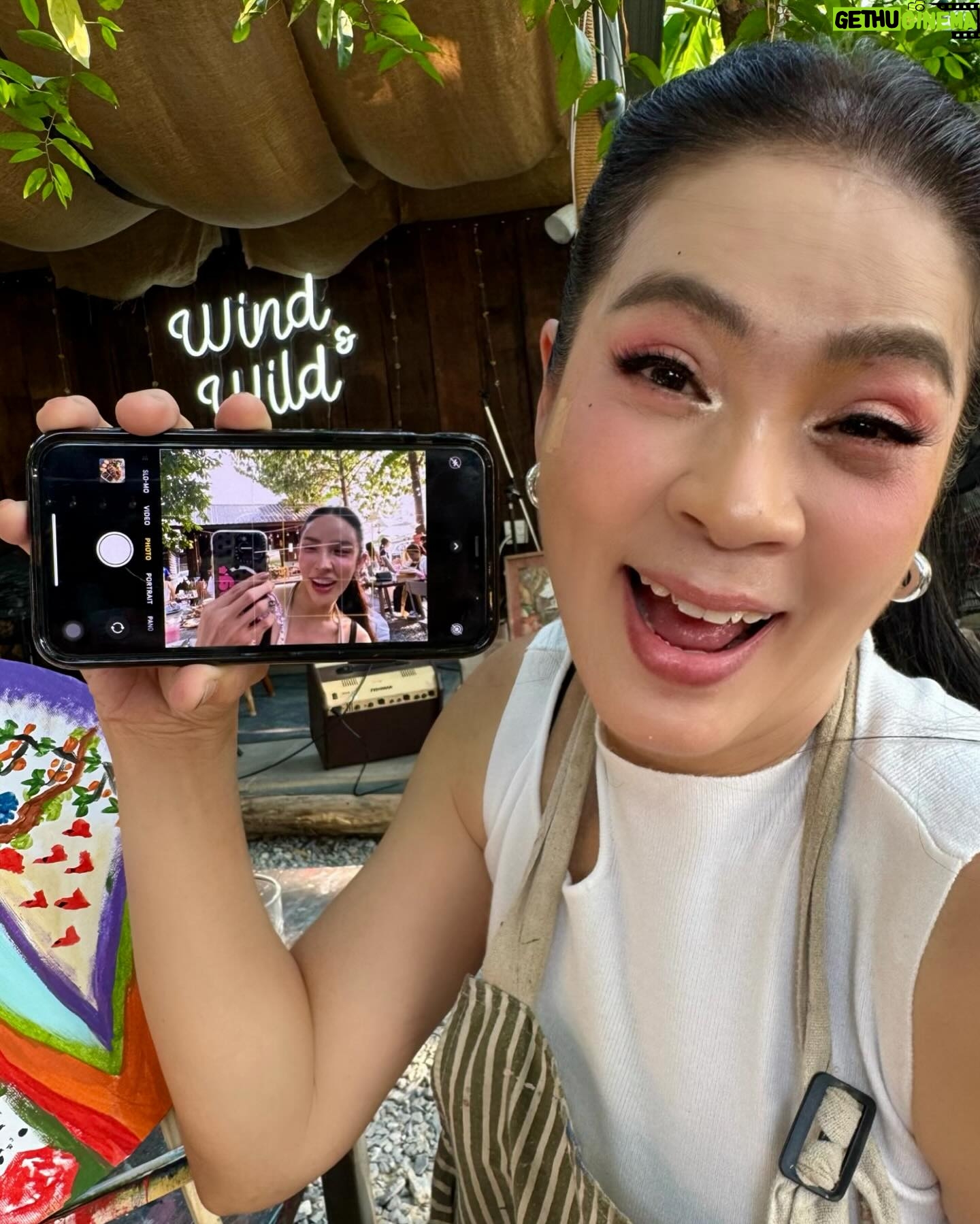 Nisamanee Lertvorapong Instagram - รีวิวผลของการลองเป็นเพื่อนกับแม่ตัวเอง1วัน😱😍 อย่างแรก แปลกมาก!!! เกิดมาเพิ่งเคยเรียกขื่อแม่ตัวเองห้วนๆ ตอนแรกกระดากปากมาก🤣 แล้วก็ได้ฟัง ได้เห็นอีกมุมของแม่ บางทีต่อให้เป็นแม่ เค้าก็อยากเป็นเพื่อนเราด้วย ที่พีคคือได้ลองหยุมหัวกัน😆 สำหรับคู่นัทกับแม่ ให้เป็นเพื่อนกันตลอดคงไม่ใช่เว แต่ประสบการณ์ครั้งนี้ทำให้ได้เข้าใจแม่มากขึ้น แม่ก็ได้เข้าใจลูกมากขึ้น แนะนำลองทำกันดู อะไรใหม่ๆดี #เป็นเพื่อนกับแม่