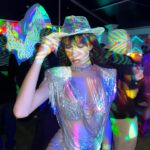 Nisamanee Lertvorapong Instagram - ได้มาเห็นกับตาละกับเทศกาลระดับโลกอย่าง @edc_lasvegas เว่อร์มาก!!! ทั้งเวที ระบบเสียง การตกแต่งในงาน มีลางว่าต่อไปอาจจะไม่ต้องบินมาถึงเมกา🤫🤩 ยังไงขอคะแนนลุคนี้เริ่ม!!! #edc #edclasvegas #insomniac