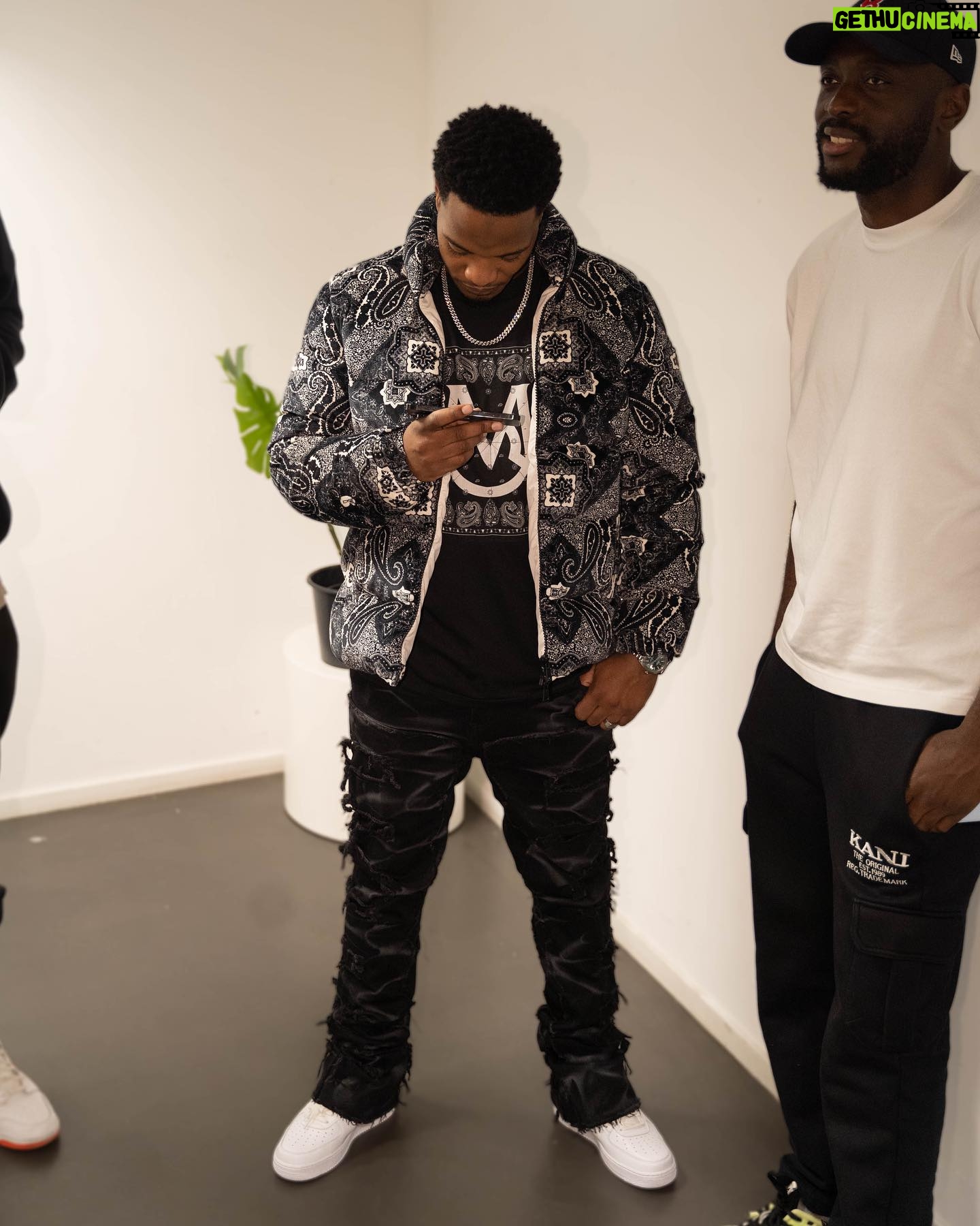Niska - 116.3K Likes - Soldat sans grade on a capté le truc 🥷🏿🦅
📸 @lubin.photo