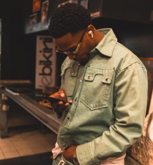 Niska Instagram - C’est moi le boss j’peux pas être en retard 💶

📸 @achille.grnd & @picsfromhood