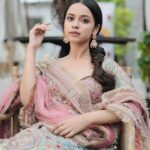 Nitanshi Goel Instagram – 🦢🩷🪞✨

Shoot Concept & Look Designed By:- @nehaadhvikmahajan 
MUA , Hair & Styling :- 
@nehaadhvikmahajan 
💄Makeup :- @forever52india
📸Photography:- @knotsbyamp
👗Outfit :- @kamalbhaisareesangam
💎Jewellery :- @sonisapphire
Assisted By :- Team NAM At @imuseacademy 
Location📍:- @truetrammtrunk 

#Phool #LaapataaLadies #nitanshigoel
