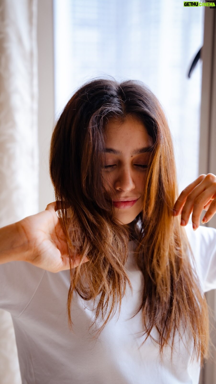 Niti Taylor Instagram - Awesome hair doesn’t happen by accident; it happens when you use the Coconut Milk & Peptides Strength & Shine Haircare Range by @plumgoodness which consists of the Shampoo, Hair Mask and Hair Serum! This shampoo is proven to give *22X softer hair in just 1 wash* and the hair mask & hair serum turn my dull hair to soft & shiny within seconds, controls frizz and smoothens my hair! So switch to soft hair by using this hair care range by Plum Goodness! I have decided to make these a constant in my hair care routine. Aap bhi try karo, & get 22X softer hair in just 1 wash*! Shop from plumgoodness.com or the app! And don’t Forget to Use my coupon code - NITI10 to avail more discounts! #22xSofterHair #TouchFeelBelieve #CoconutHairCare #HaircarewithPlum #PlumGoodness #VeganBeauty #GoodnessThatDelivers