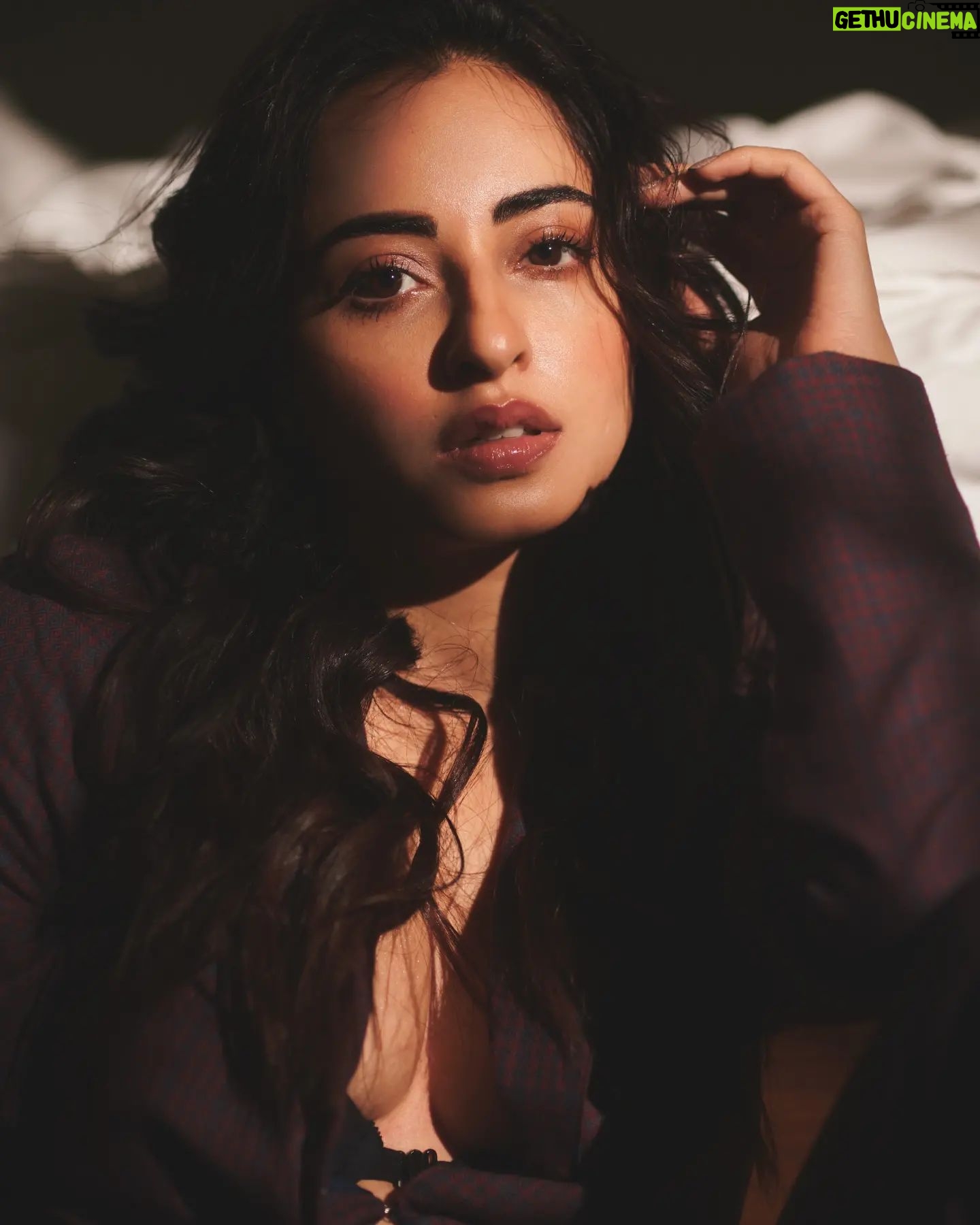 Niyati Fatnani Instagram - Looking at you looking at me🤎