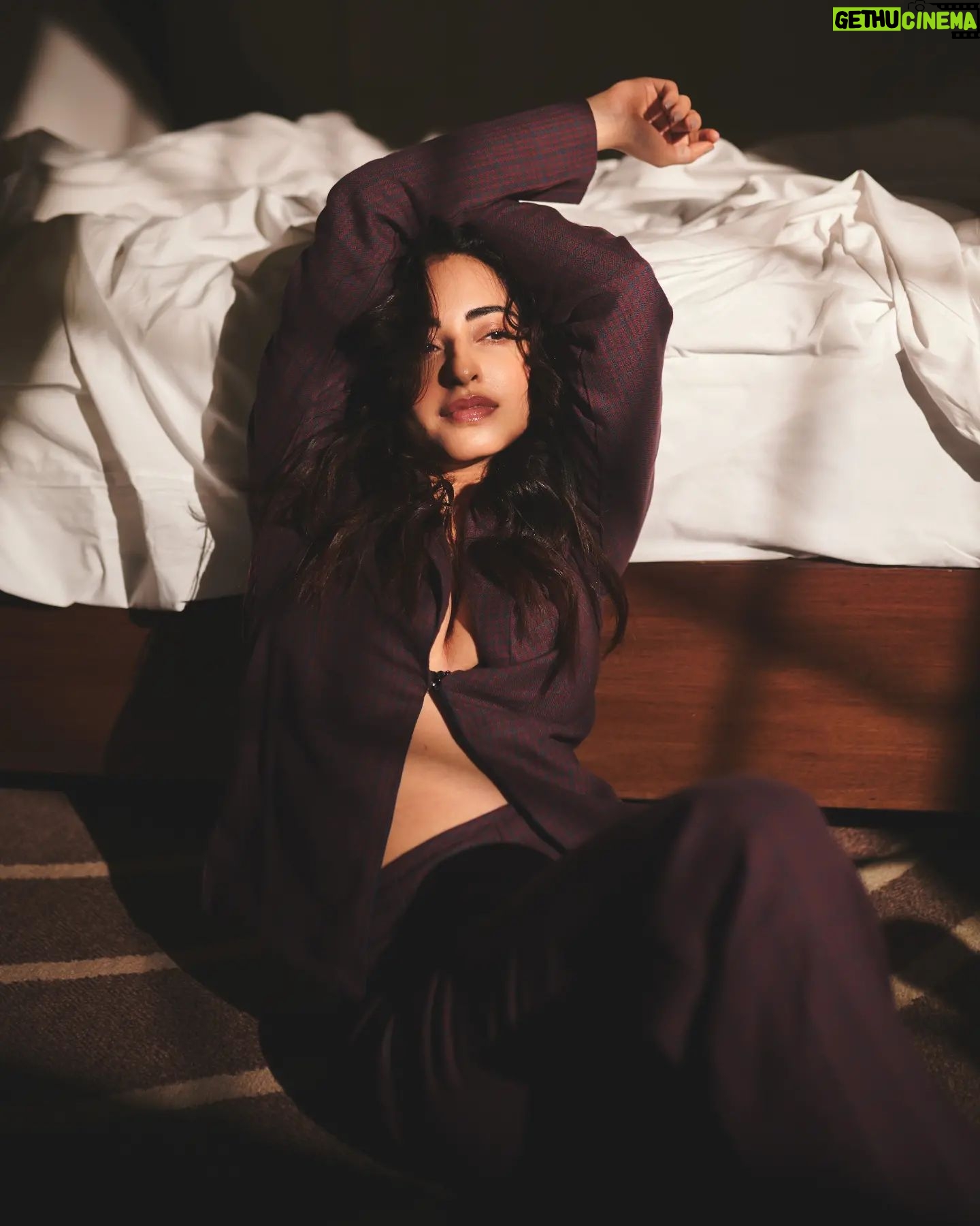 Niyati Fatnani Instagram - Skipped a beat🧨 Styled by: @styleitupbyaashna Shot by: @mirajverma_photography Outfit: @howwhenwearclothing Earrings: @pastel_pearls_jewellery HMU: @sunnyroyy_official Location: @holidayinnmumbai #ootd #fashion #browneyes #niyatifatnani