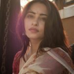 Niyati Fatnani Instagram - 🍀 #sareelove #niyatifatnani