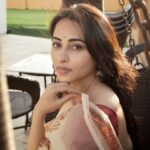 Niyati Fatnani Instagram - 🍀 #sareelove #niyatifatnani