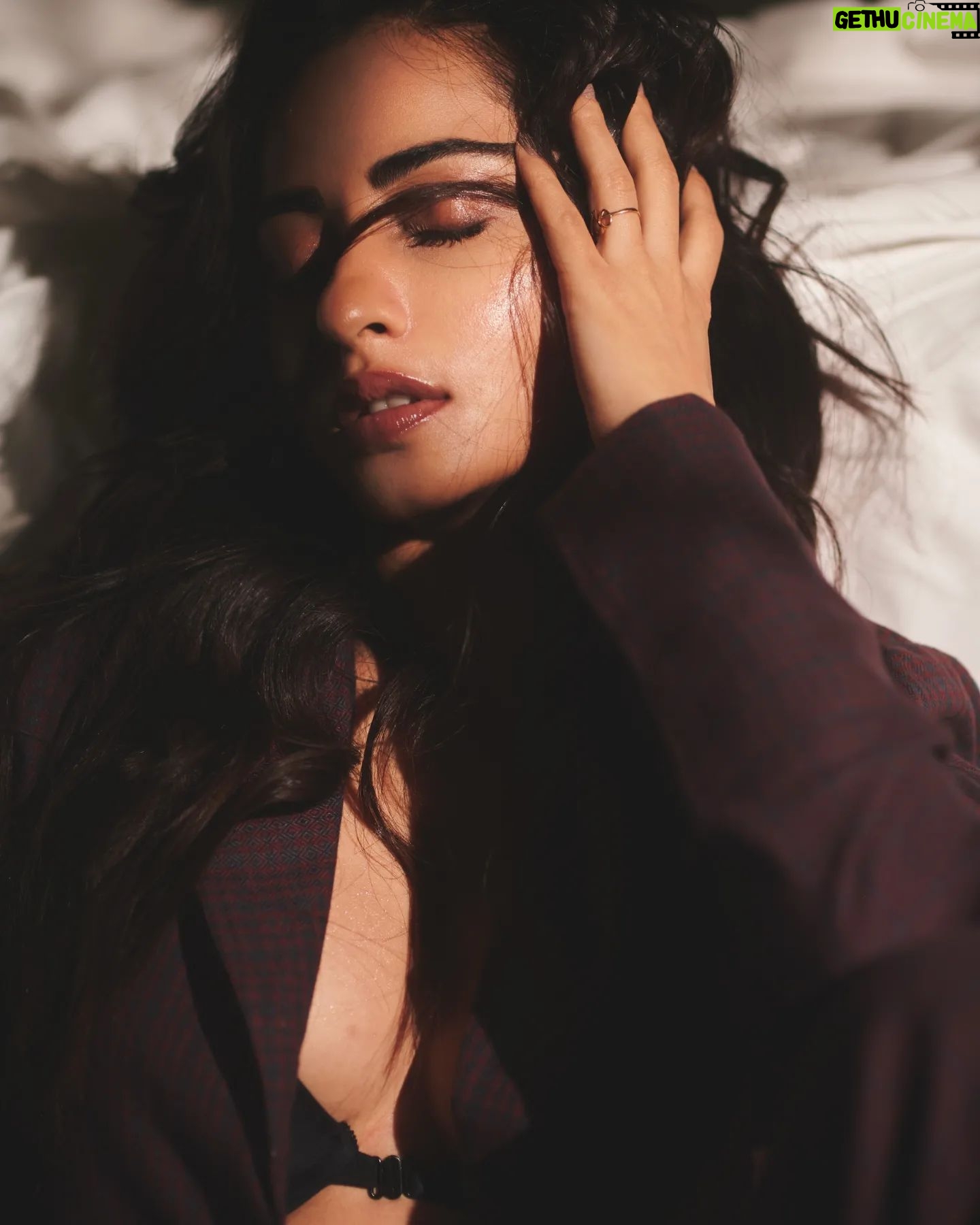Niyati Fatnani Instagram - Skipped a beat🧨 Styled by: @styleitupbyaashna Shot by: @mirajverma_photography Outfit: @howwhenwearclothing Earrings: @pastel_pearls_jewellery HMU: @sunnyroyy_official Location: @holidayinnmumbai #ootd #fashion #browneyes #niyatifatnani