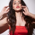 Niyati Fatnani Instagram – 🩺❣

Styled by: @styleitupbyaashna
Shot by: @mirajverma_photography
Outfit: @shri_rajrama_couture
Jewellery: @pastel_pearls_jewellery
HMU: @sunnyroyy_official
Location: @holidayinnmumbai

#redlips #redlook #ootd #glam #niyatifatnani