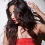Niyati Fatnani Instagram - 🩺❣ Styled by: @styleitupbyaashna Shot by: @mirajverma_photography Outfit: @shri_rajrama_couture Jewellery: @pastel_pearls_jewellery HMU: @sunnyroyy_official Location: @holidayinnmumbai #redlips #redlook #ootd #glam #niyatifatnani
