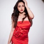 Niyati Fatnani Instagram - 🩺❣ Styled by: @styleitupbyaashna Shot by: @mirajverma_photography Outfit: @shri_rajrama_couture Jewellery: @pastel_pearls_jewellery HMU: @sunnyroyy_official Location: @holidayinnmumbai #redlips #redlook #ootd #glam #niyatifatnani