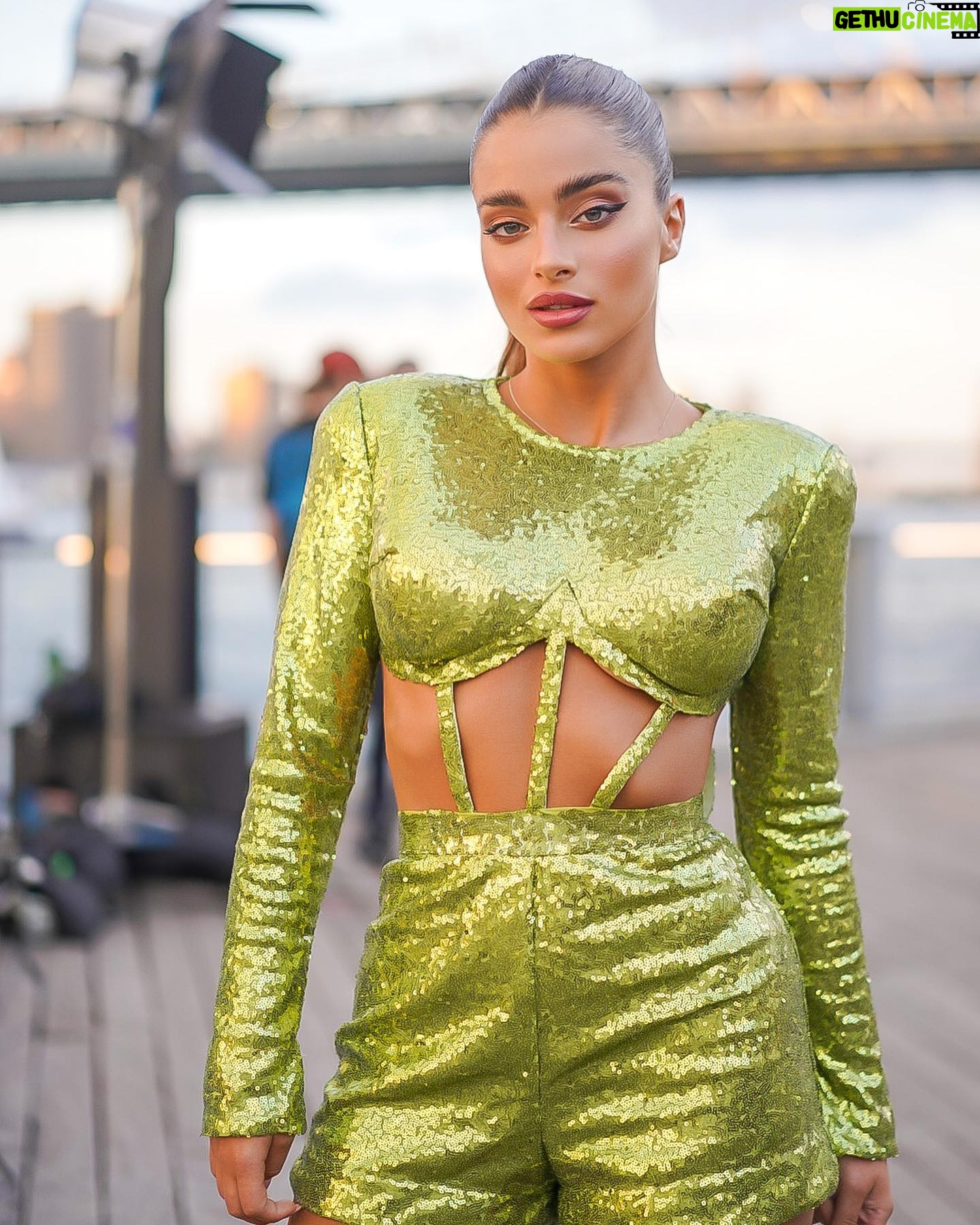Noa Kirel Instagram - Big city life 🗽 Outfit- @idancohenofficial My hair- @nkb_israel Photo by @litt_jl