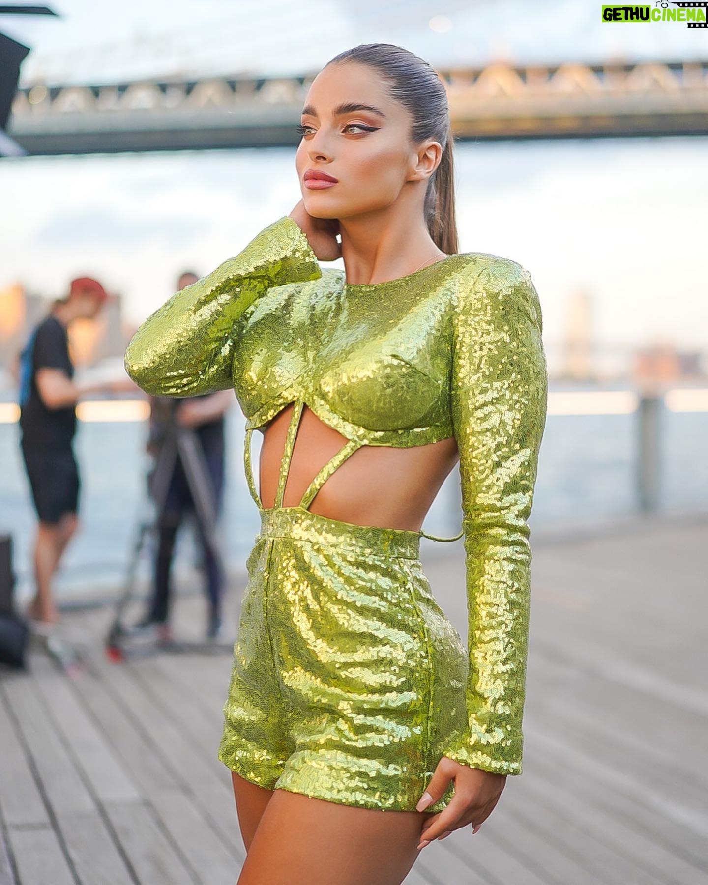 Noa Kirel Instagram - Big city life 🗽 Outfit- @idancohenofficial My hair- @nkb_israel Photo by @litt_jl