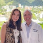 Nohely Arteaga Instagram – Sabías que tus huesos son en su mayoría calcio? 

Por eso es el mineral más importante 
para mantenerlos saludables.

El Dr. David Martin @drdavidmartingineco 
nos explica la importancia 
del calcio para los huesos.
Te invitamos a ver el video hasta el final.💚

Un persona adulta necesita de 1000 a 1200 mg de calcio elemental, esto equivale a 4 vasos de leche diarios. Sin embargo, es muy común que las personas no ingieran esa cantidad de calcio con la alimentación y cuando esto se mantiene así, los huesos comienzan a perder minerales y en el futuro sufrir osteoporosis.

@drdavidmartingineco 
@laboratoriosfarma 

#HuesosSaludables #CuidaTusHuesos #Calcio #SaludOsea #CalcibonSupra #Calcibon #FortaleceTusHuesos #LaboratoriosFarma