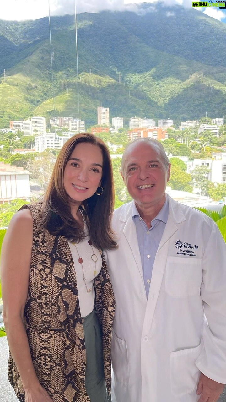 Nohely Arteaga Instagram - Sabías que tus huesos son en su mayoría calcio? Por eso es el mineral más importante para mantenerlos saludables. El Dr. David Martin @drdavidmartingineco nos explica la importancia del calcio para los huesos. Te invitamos a ver el video hasta el final.💚 Un persona adulta necesita de 1000 a 1200 mg de calcio elemental, esto equivale a 4 vasos de leche diarios. Sin embargo, es muy común que las personas no ingieran esa cantidad de calcio con la alimentación y cuando esto se mantiene así, los huesos comienzan a perder minerales y en el futuro sufrir osteoporosis. @drdavidmartingineco @laboratoriosfarma #HuesosSaludables #CuidaTusHuesos #Calcio #SaludOsea #CalcibonSupra #Calcibon #FortaleceTusHuesos #LaboratoriosFarma