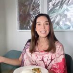 Nohely Arteaga Instagram - Hoy día mundial de la Menopausia @laboratoriosfarma y yo queremos dejarte este mensaje. Llegar a la madurez implica cambios importantes en la alimentación, ya que es más fácil ganar peso durante esta etapa, por esto es imprescindible consumir verduras, vegetales, alimentos bajo en grasa y en sal, además de una equilibrada ingesta de proteínas que permitirán mejorar tu salud muscular, ósea y cardiovascular… mejorar los síntomas de este período de tu vida depende mucho de tus hábitos… acude a tu médico para que te de recomendaciones propias del momento que estas viviendo… vive a plenitud tu madurez… #laboratoriosfarma #climasoy #calorones # menopausia