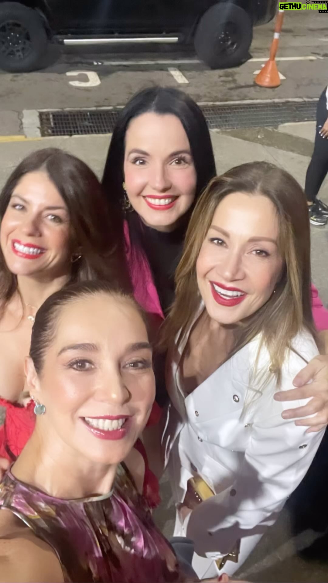 Nohely Arteaga - 4.2K Likes - Anoche se estrenó la serie Dramáticas y estuvimos presentes para desearles a todos un gran éxito !
Que sea el inicio de muchas producciones
😀👏👏👏🤩
@villamizarsonia @romeroadriana @anakcasanova @hperezpereira @betancourtaroldo @soyjulierestifo @mimilazod @danielferrerc
La puedes ver por @venevision
¿Donde podre ver #Dramáticas si estoy fuera de Venezuela? ¡Llegó la respuesta!
Desde cualquier lugar del mundo podrás disfrutar Dramaticas esta serie que marca el regreso de la ficción venezolana en @mihispanotv
Tendrás más de 15 mil horas de contenido hecho en Venezuela. Las historias de antes y las nuevas historias con la misma gente.
Entra en mihispano.tv o DESCARGALA YA como Hispanomedios o HispanoTV en tu app store de Android. En pocas horas también estará en tu Apple Store.