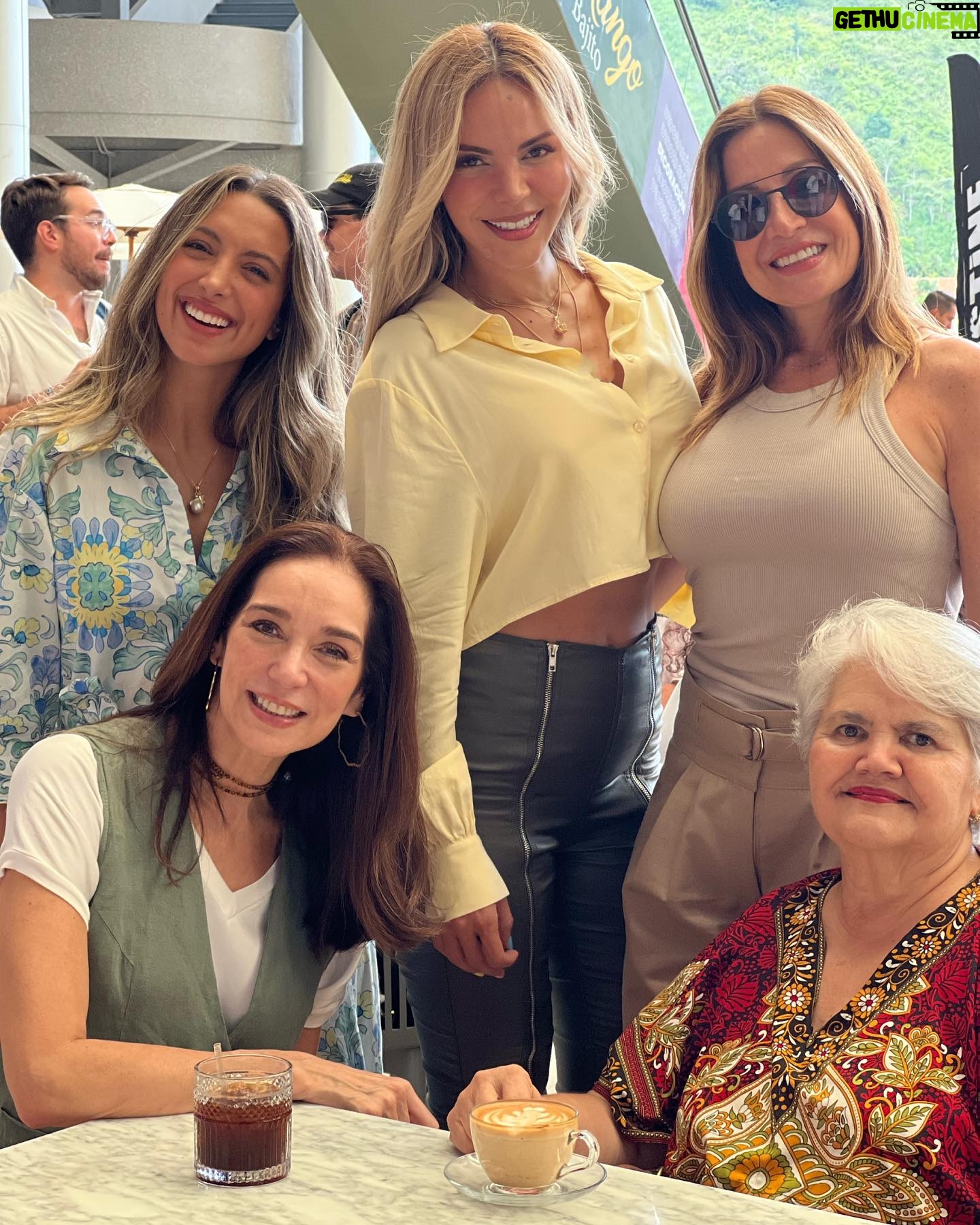 Nohely Arteaga Instagram - Una tarde de café ☕️ @ccsquierecafe ♥️☀️desde @verocaffebar ♥️ LA 4TA EDICIÓN DE CARACAS QUIERE CAFÉ ENALTECE A LOS BARISTAS VENEZOLANOS 2023 representa un año de crecimiento, evolución y proyección internacional. Por primera vez, Venezuela estará presente en el Campeonato Mundial de Baristas, a celebrarse en Korea, en mayo de 2024. Este 29, 30 de Septiembre y 1 de Octubre en el Hotel Eurobuilding se celebrará “Caracas Quiere Café” que representa una ocasión perfecta para vivir la pasión por el café, para recibir información interesante, atractiva, educativa, responsable y oportuna, además de degustar el Café Venezolano de la mano de los mejores especialistas de nuestro país, pasar un momento diferente y apoyar al sector cafetalero nacional. Este grupo con sabor a Café Venezolano te invita @villamizarsonia @nohelyarteaga @nataliamorettii @angeunda y la Sra Sol ☀️ te estaremos esperando #me #love #amor #TVHOST #Cafe #caracasquierecafe #barista #coffe #Venezuela