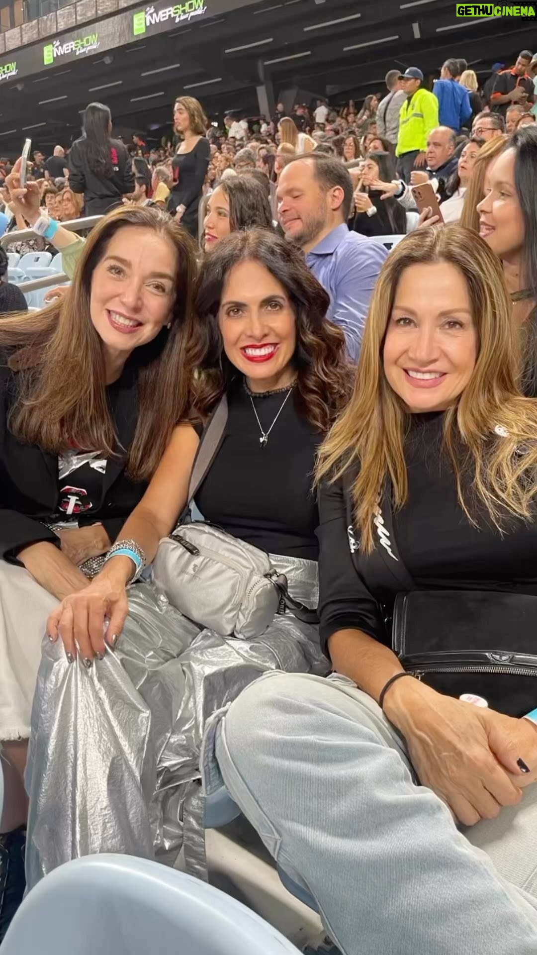 Nohely Arteaga - 25.7K Likes - Una noche muy Especial compartiendo con
amigas y disfrutando del concierto de Luis Miguel!
Gracias por la buena vibra de @mariantoduque y @villamizarsonia ( la pasamos genial 😀 )
El concierto muy esperado por todos, gozo de la empatía y emoción del público que cantaba junto al intérprete cada uno de sus temas!😍👏👏👏👏
Pero se quedó con ganas de disfrutar
más ,pues el espectáculo solo duró 1:40 minutos!
El monumental espectacular 😍😍👏👏👏👏
Cosas por mejorar:
El acceso al estacionamiento
El sonido no estuvo a la altura del espectáculo .
Yo como público me hubiera gustado escuchar
un saludo o despedida del cantante a todo
el publico que se movilizó para escucharlo y
aplaudirlo!
Por lo menos un Buenas noches Venezuela o
un hasta pronto Caracas!
Graciassss @traslados_exclusive_one 😀por brindarnos seguridad y puntualidad para llevarnos al concierto!