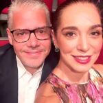 Nohely Arteaga Instagram – Amor mío, mi Negra hermosa
Hoy, en este día especial, quiero expresarte lo que siento en lo más profundo de mi corazón. Han sido 28 años de amor, de risas, de lágrimas, y de superar obstáculos juntos. A pesar de los momentos difíciles que hemos enfrentado, seguimos aquí, más fuertes que nunca.

Nuestros dos hermosos hijos, ahora independientes, son el reflejo de nuestro amor y compromiso. Cada día a tu lado ha sido un regalo, y no puedo evitar sentirme agradecido por tenerte en mi vida.

A veces, el camino no ha sido fácil. Pero siempre hemos encontrado la manera de apoyarnos mutuamente, de ser el pilar del otro cuando más lo necesitábamos. Nuestra historia está llena de capítulos inolvidables, y estoy emocionado por los que aún están por escribirse.

Así que hoy, en tu cumpleaños, quiero desearte todo lo mejor. Que sigamos construyendo recuerdos, que sigamos riendo juntos, y que sigamos eligiéndonos día tras día. Eres mi compañera, mi amiga, mi amor verdadero, y no puedo imaginar mi vida sin ti.

Feliz cumpleaños, mi amor. Que este año esté lleno de alegría, de aventuras y de momentos compartidos. Sigamos creciendo juntos, porque nuestro deseo de seguir juntos es más fuerte que nunca.

Con todo mi amor, Nancho

#amor #union #familia