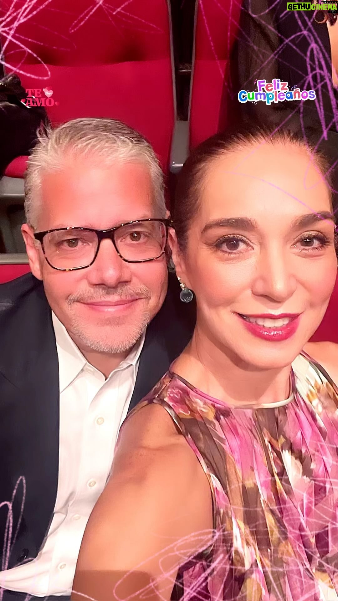 Nohely Arteaga - 14.5K Likes - Amor mío, mi Negra hermosa
Hoy, en este día especial, quiero expresarte lo que siento en lo más profundo de mi corazón. Han sido 28 años de amor, de risas, de lágrimas, y de superar obstáculos juntos. A pesar de los momentos difíciles que hemos enfrentado, seguimos aquí, más fuertes que nunca.
Nuestros dos hermosos hijos, ahora independientes, son el reflejo de nuestro amor y compromiso. Cada día a tu lado ha sido un regalo, y no puedo evitar sentirme agradecido por tenerte en mi vida.
A veces, el camino no ha sido fácil. Pero siempre hemos encontrado la manera de apoyarnos mutuamente, de ser el pilar del otro cuando más lo necesitábamos. Nuestra historia está llena de capítulos inolvidables, y estoy emocionado por los que aún están por escribirse.
Así que hoy, en tu cumpleaños, quiero desearte todo lo mejor. Que sigamos construyendo recuerdos, que sigamos riendo juntos, y que sigamos eligiéndonos día tras día. Eres mi compañera, mi amiga, mi amor verdadero, y no puedo imaginar mi vida sin ti.
Feliz cumpleaños, mi amor. Que este año esté lleno de alegría, de aventuras y de momentos compartidos. Sigamos creciendo juntos, porque nuestro deseo de seguir juntos es más fuerte que nunca.
Con todo mi amor, Nancho
#amor #union #familia
