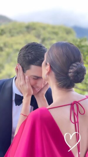 Nohely Arteaga Instagram - Feliz inicio de semana😀

Comparto con ustedes 
imágenes de la boda  de mi hijo mayor 
Leo así le digo desde niño .

Oscar y Mariana los bendigo y 
los lleno de Amor ❤️les auguro un 
matrimonio , donde prevalezca todo lo bueno 
donde crezcan y sean cada día más cómplices 
y leales
en sus sueños y metas!🙏

Fue una  boda maravillosa donde reunieron 
a la familia y a sus amigos  más cercanos 
a disfrutar del Amor y la Alegría que nos 
regalaron en todo momento, eso hizo que fuera 
una velada mágica 😄👏👏👏👏❤️❤️❤️

Que viva El Amor❤️
Brindó por ustedes🥂

Gracias por llenar mi ❤️de tanto júbilo , 
alegría y gratitud.

Hernán y yo los bendecimos 😍❤️🙏

Los amamos infinito 🥰❤️
Gracias a la familia y a los amigos 😀 🫶

Gracias 
@durantydiego ( mi vestido 😍)
@calzadoezio 🤩
@guzmanjuandedios🥰
@cotillonbymarca
@gabirodriguezo
