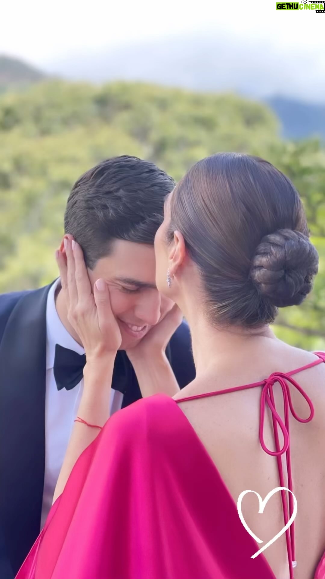 Nohely Arteaga - 55.6K Likes - Feliz inicio de semana😀
Comparto con ustedes
imágenes de la boda de mi hijo mayor
Leo así le digo desde niño .
Oscar y Mariana los bendigo y
los lleno de Amor ❤️les auguro un
matrimonio , donde prevalezca todo lo bueno
donde crezcan y sean cada día más cómplices
y leales
en sus sueños y metas!🙏
Fue una boda maravillosa donde reunieron
a la familia y a sus amigos más cercanos
a disfrutar del Amor y la Alegría que nos
regalaron en todo momento, eso hizo que fuera
una velada mágica 😄👏👏👏👏❤️❤️❤️
Que viva El Amor❤️
Brindó por ustedes🥂
Gracias por llenar mi ❤️de tanto júbilo ,
alegría y gratitud.
Hernán y yo los bendecimos 😍❤️🙏
Los amamos infinito 🥰❤️
Gracias a la familia y a los amigos 😀 🫶
Gracias
@durantydiego ( mi vestido 😍)
@calzadoezio 🤩
@guzmanjuandedios🥰
@cotillonbymarca
@gabirodriguezo