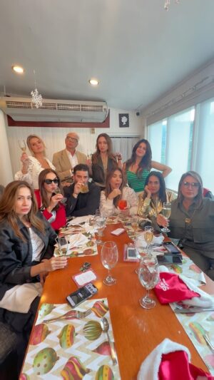 Nohely Arteaga Instagram - HELLO!!! Si somos Nosotros , y también somos así ..
Celebrando a @vivianagibelli y a los amigos con @somosaldanagroup 

@hajillos 📍

#tendencia #amigos #navidad #celebracion #actrices #venezolanos