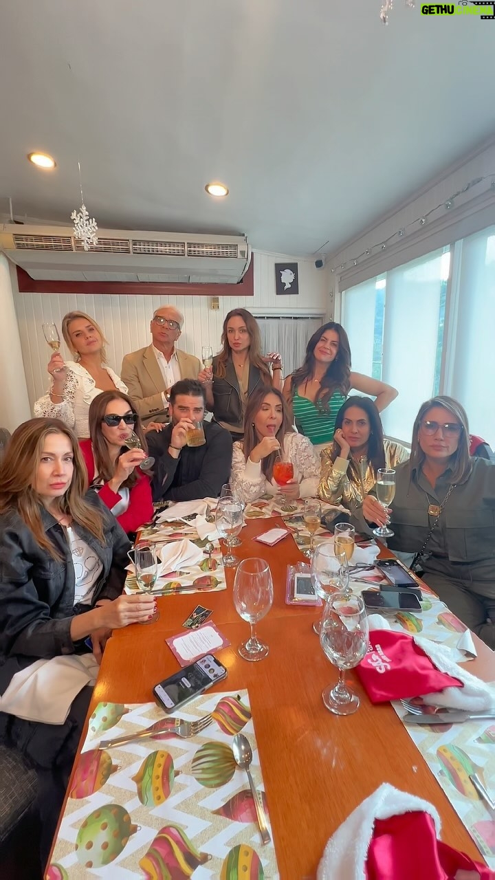 Nohely Arteaga - 3K Likes - HELLO!!! Si somos Nosotros , y también somos así ..
Celebrando a @vivianagibelli y a los amigos con @somosaldanagroup
@hajillos 📍
#tendencia #amigos #navidad #celebracion #actrices #venezolanos