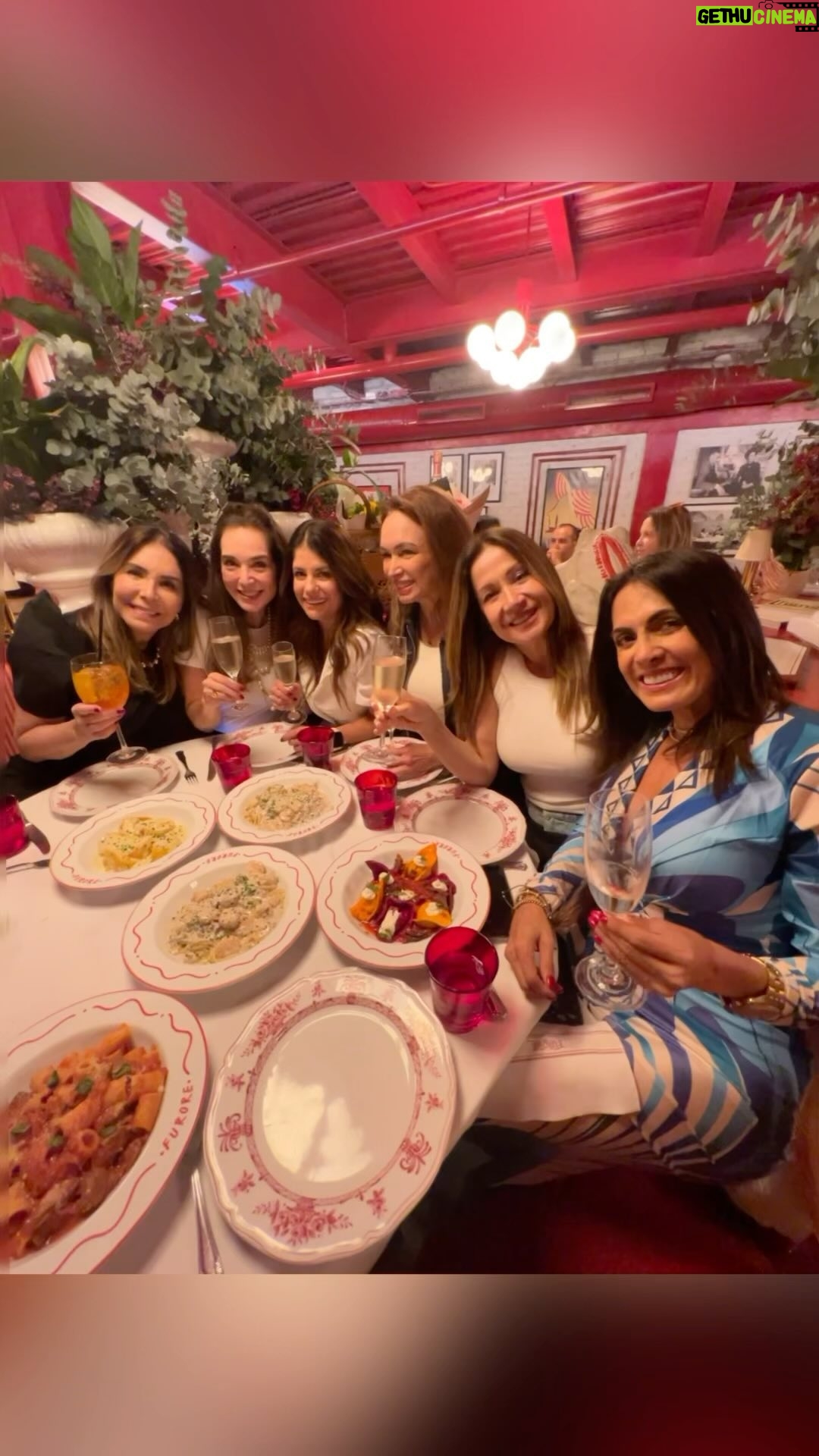 Nohely Arteaga - 14K Likes - La vida se canta… 🎂 Feliz cumple mi amiga bella. Eres alegría, sonrisa y generosidad. Te queremos ❤️
Que buen plan @furore.ristorante
@romeroadriana @doramazzone @villamizarsonia
#cumplemarianto