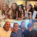 Nohely Arteaga Instagram - ¿Jugamos a Paz y Guerra? 😂😂😂 ¿Recuerdan el jueguito cuando éramos muchachitos? ¿Que otro juego recuerda además del Escondite? 🫣 Lo cierto es que aquí estamos.. listos para renovar y transformar el amor.. ♥️♥️♥️ siempre para bien.. y cada quien con cada cual… ¡Feliz año lleno de amor para todos nuestros queridos seguidores! 🎆🎬🎈✌️💃🏻🇻🇪 Que Dios los bendiga siempre.. 🙏🏼