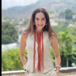 Nohely Arteaga Instagram - Feliz sábado 😀😅 Que ponerte para asistir a una reunión de día con este calor🔥 Te sugiero colores claros, lino y si te atreves este conjunto de @aguademayofs 😍