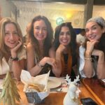 Nohely Arteaga Instagram - ¿Jugamos a Paz y Guerra? 😂😂😂 ¿Recuerdan el jueguito cuando éramos muchachitos? ¿Que otro juego recuerda además del Escondite? 🫣 Lo cierto es que aquí estamos.. listos para renovar y transformar el amor.. ♥️♥️♥️ siempre para bien.. y cada quien con cada cual… ¡Feliz año lleno de amor para todos nuestros queridos seguidores! 🎆🎬🎈✌️💃🏻🇻🇪 Que Dios los bendiga siempre.. 🙏🏼