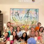 Nohely Arteaga Instagram - Hoy 23 de abril se celebra el día internacional del 📚 “El verbo leer, como el verbo amar y el verbo soñar, no soporta ‘el modo imperativo’. Yo siempre les aconsejé a mis estudiantes que si un libro los aburre lo dejen; que no lo lean porque es famoso, que no lean un libro porque es moderno, que no lean un libro porque es antiguo. La lectura debe ser una de las formas de la felicidad y no se puede obligar a nadie a ser feliz. Y yo feliz 😀de pertenecer a un grupo de lectura grandioso que una vez al mes nos reunimos para compartir una extraordinaria tertulia gracias a cada una de estas maravillosas mujeres aprendo de cada una 👍😍😍😍 @urolofem @cricon21 @mariatvegas @belingb54 @marielaterrero @ananevett @caromayaa @gabyomingov @chuchusalomon @lmvelutini @nataliacarnevali @mariae.garassini
