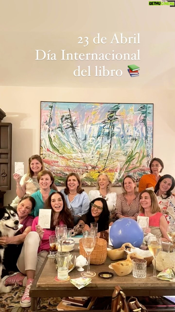 Nohely Arteaga Instagram - Hoy 23 de abril se celebra el día internacional del 📚 “El verbo leer, como el verbo amar y el verbo soñar, no soporta ‘el modo imperativo’. Yo siempre les aconsejé a mis estudiantes que si un libro los aburre lo dejen; que no lo lean porque es famoso, que no lean un libro porque es moderno, que no lean un libro porque es antiguo. La lectura debe ser una de las formas de la felicidad y no se puede obligar a nadie a ser feliz. Y yo feliz 😀de pertenecer a un grupo de lectura grandioso que una vez al mes nos reunimos para compartir una extraordinaria tertulia gracias a cada una de estas maravillosas mujeres aprendo de cada una 👍😍😍😍 @urolofem @cricon21 @mariatvegas @belingb54 @marielaterrero @ananevett @caromayaa @gabyomingov @chuchusalomon @lmvelutini @nataliacarnevali @mariae.garassini