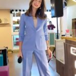 Nohely Arteaga Instagram – Feliz tarde 😀
Jueves #TBT 
Hoy comparto imágenes de mi  experiencia como presentadora en la conferencia “Siendo tú. Todo es posible” @lamoreandmore donde me estrene un espectacular traje sastre de @versioninteligente que me hizo lucir elegante para esta ocasión.🤩