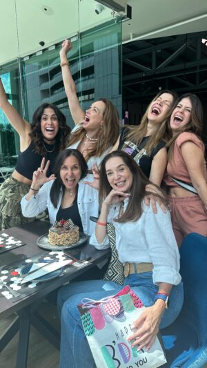 Nohely Arteaga Instagram - ¡A celebrar la vida!
🎂💃🏻🎁🥂
¡Y a cumplir los sueños!

Hoy 15 de marzo nos vinimos a @nolagourmetbakery a celebrar el cumpleaños de nuestra querida amiga @vazquezbeatriz 

En Nola podemos disfrutar de una estupenda experiencia para compartir! 
🍽️🍷🍫🍰🍕🧆🥗

Ellos ofrecen Brunchs, almuerzos, meriendas, coffe-breaks e incluso tienen un bodegón surtido donde encuentras productos de primera calidad!

Lo recomendamos 💯… y un viernes? Es perfecto para celebrar y poner a bailar al cuerpo sabio 😂😂😂😂

Feliz cumpleaños Beatriz! Te queremos ❤️
Y que tus sueños se cumplan! 

#nolagourmetbakery #restaurante #caracas