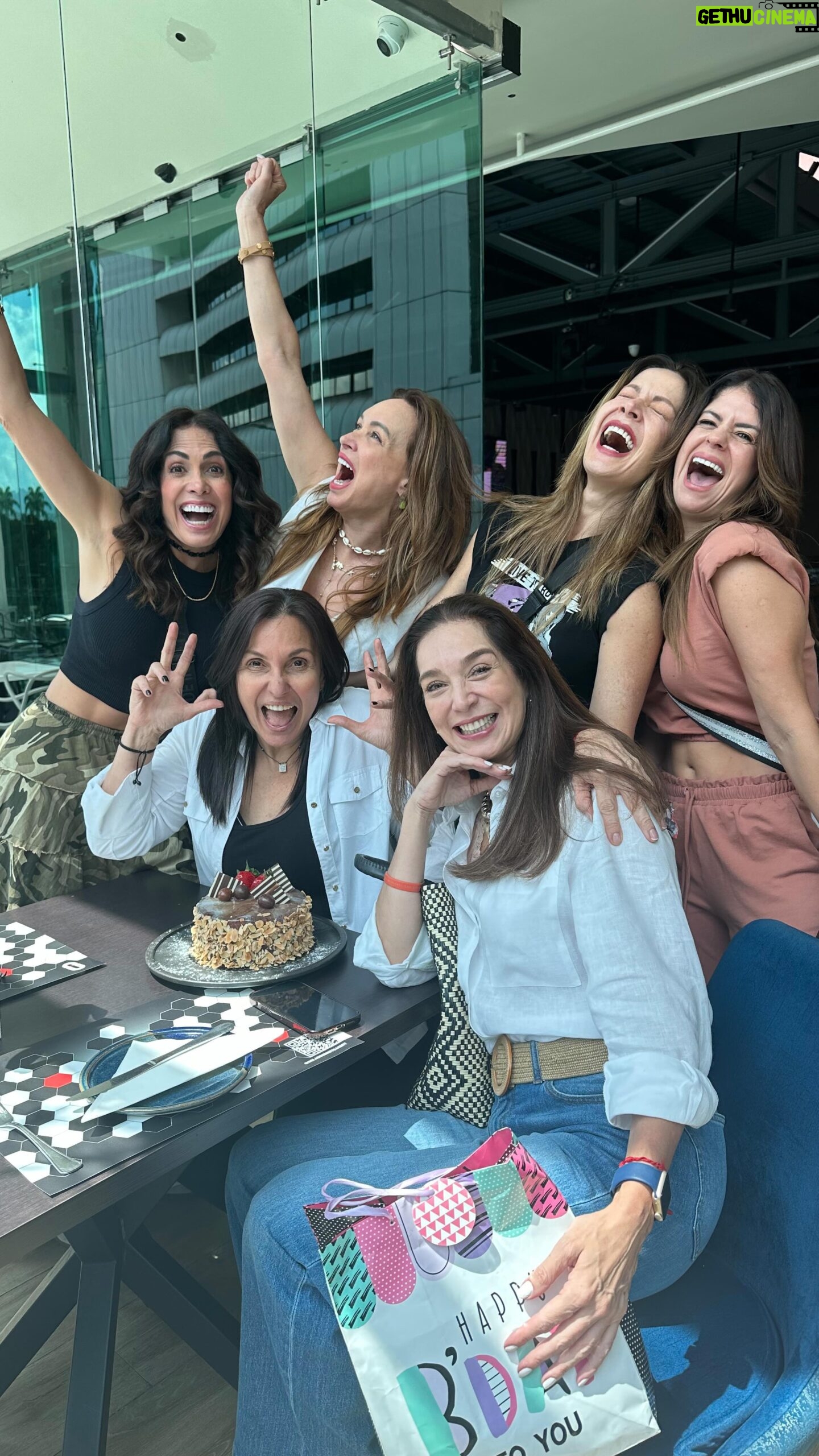 Nohely Arteaga - 6.6K Likes - ¡A celebrar la vida!
🎂💃🏻🎁🥂
¡Y a cumplir los sueños!
Hoy 15 de marzo nos vinimos a @nolagourmetbakery a celebrar el cumpleaños de nuestra querida amiga @vazquezbeatriz
En Nola podemos disfrutar de una estupenda experiencia para compartir!
🍽️🍷🍫🍰🍕🧆🥗
Ellos ofrecen Brunchs, almuerzos, meriendas, coffe-breaks e incluso tienen un bodegón surtido donde encuentras productos de primera calidad!
Lo recomendamos 💯… y un viernes? Es perfecto para celebrar y poner a bailar al cuerpo sabio 😂😂😂😂
Feliz cumpleaños Beatriz! Te queremos ❤️
Y que tus sueños se cumplan!
#nolagourmetbakery #restaurante #caracas
