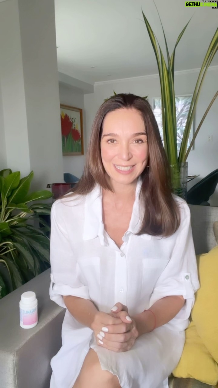 Nohely Arteaga Instagram - Feliz día para todos😁 Llegar a la etapa de madurez implica muchos cambios en nuestro organismo. Piel seca, cansancio, caída del cabello, calorones, que acaban con nuestra calidad de vida ... Esta etapa debe ser vivida al máximo como todas las que nos ha tocado vivir, disfrutando cada momento—existen terapias naturales que permiten mejorar tu calidad de vida. Visita tu Ginecólogo quien te orientará según tus necesidades Vive está etapa de tu vida a plenitud Sin calorones , sin molestias @laboratoriosfarma #laboratoriosfarma #climasoy #calorones # menopausia