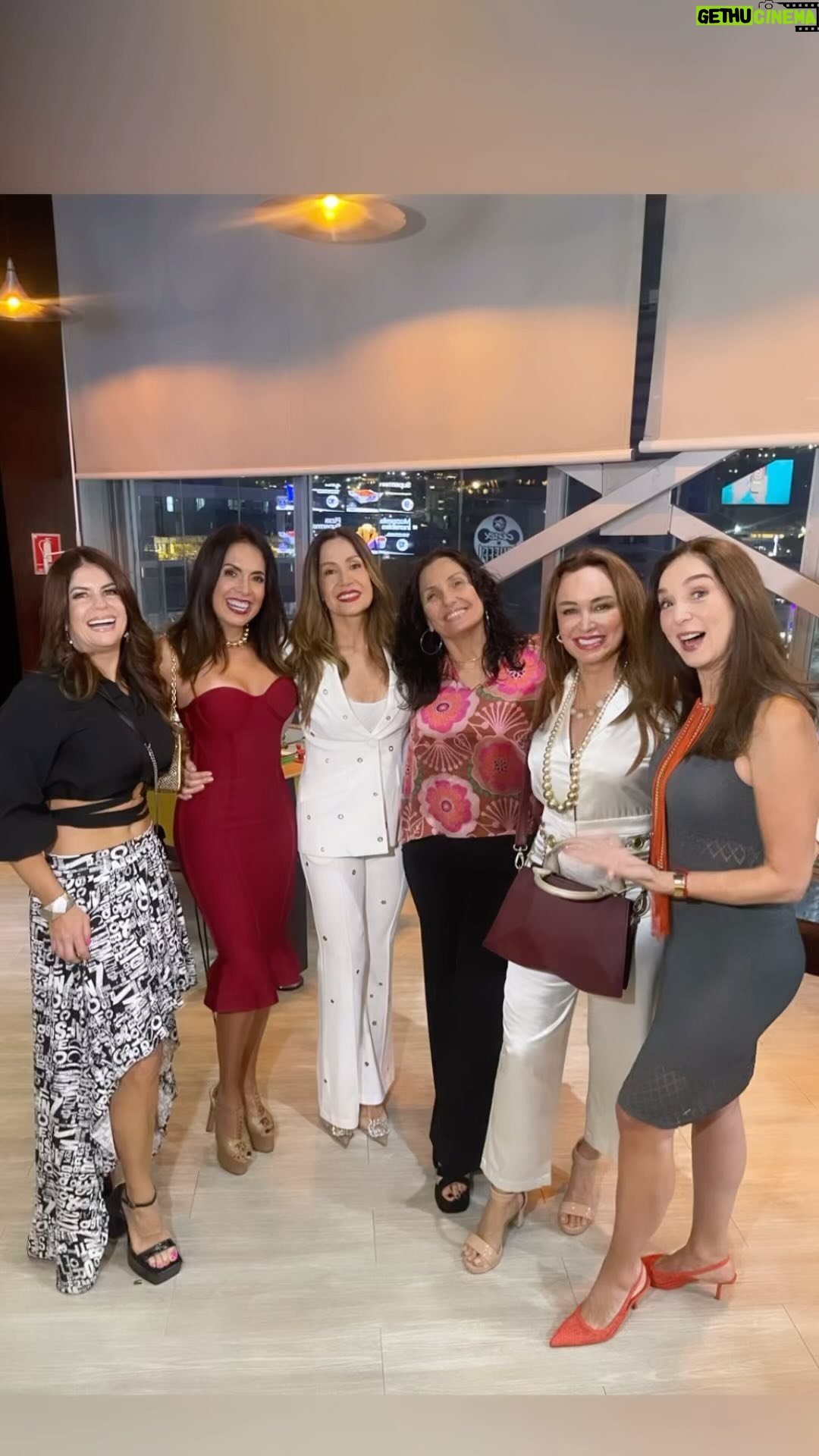 Nohely Arteaga Instagram - Hoy disfrutamos del primer capítulo de la serie Las Doñas del Cafetal @doramazzone @mariantoduque @villamizarsonia y @romeroadriana tienen los roles principales!😃👍👏👏👏 También vimos en este primer episodio @anakarinaterrero @claudiamercedesrojas @taniasarabia 😀 Dirección @luiscarloshueck Una comedia fresca que el público disfrutará por @simpletvve 😃😃😃 Para todos los que trabajan en la serie Éxito 😀👏👏👏👏👏👏