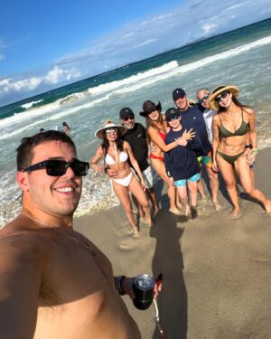 Nohely Arteaga Instagram - Despidiendo el 2023 con amigos queridos!!

Vivan, gocen, rían, abracen, agradezcan, la vida es una , disfrútenla!!!

Lo mejor para el año nuevo!!!!

@villamizarsonia @nohelyarteaga @rrutenberg @manuelfraizgrijalba @hperezpereira