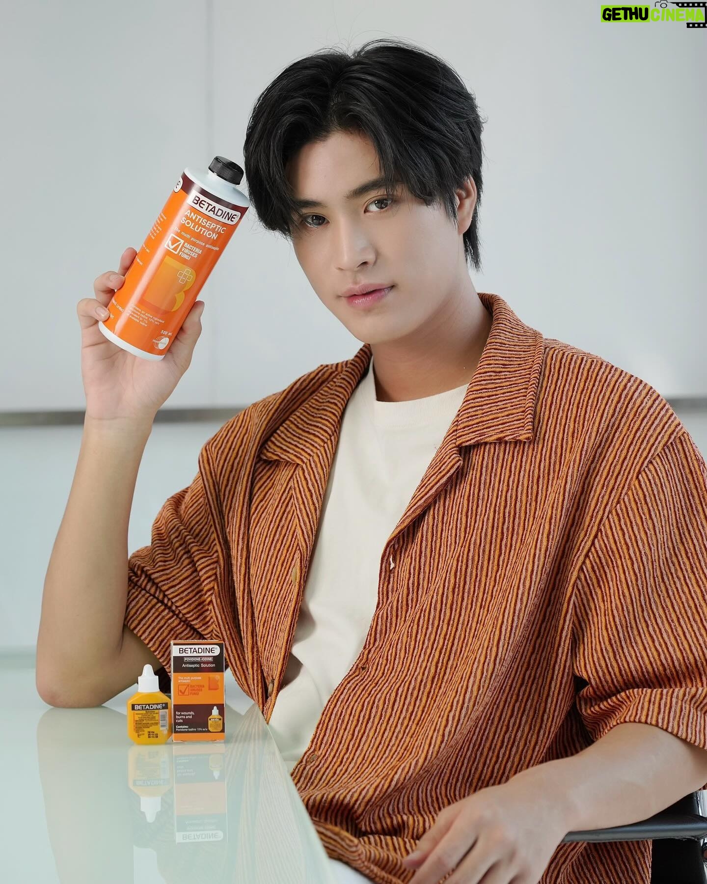 Norawit Titicharoenrak Instagram - เบตาดีน ยาใส่แผลที่มีตัวยาโพวิโดนไอโอดีน ใช้ทำความสะอาด* และรักษาบาดแผล ตัวยาโพวิโดน-ไอโอดีน ช่วยฆ่าเชื้อไวรัส ต้านแบคทีเรีย และเชื้อรา ใช้ได้ทั้งกับแผลทั่วไป แผลสด แผลถลอก หาซื้อได้ที่ร้านขายยาแผนปัจจุบันทั่วประเทศ . ยาใช้ภายนอก โปรดอ่านรายละเอียดเพิ่มเติมในเอกสารกำกับยา หากอาการยังคงอยู่ ควรปรึกษาแพทย์ หากท่านพบ อาการไม่พึงประสงค์หรือปัญหาจากการใช้ยาด้านอื่นๆ กรุณาติดต่อที่ Email: AE-Thailand@mundipharma.co.th BETADINE เลขทะเบียนตำรับยาที่ 1A 675/31 *สำหรับเบตาดีนขนาด 500 มล. ฆท.311/2567 TH-BETWC-2400027