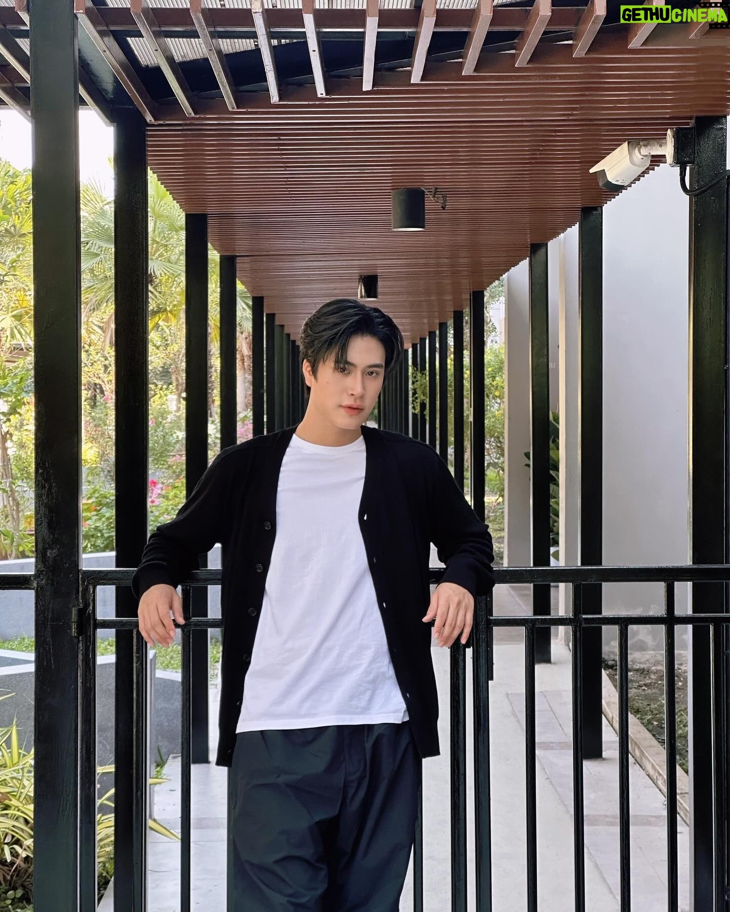 Norawit Titicharoenrak Instagram - Vacay mood @burberry