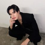 Norawit Titicharoenrak Instagram - เพราะเราคู่ควรสำหรับผม.. หมายถึง การที่เรารู้สึกว่าเราเหมาะสมกับอะไรต่างๆนาๆที่เข้ามาในชีวิตเรา ขอแค่เรามั่นใจว่าเราคู่ควรกับสิ่งที่เกิดขึ้นตรงหน้า และตั้งใจทำมันให้ดีที่สุด เพื่อให้คู่ควรกับสิ่งที่ได้รับมา Because I’m worth it! #LOrealParisTH #Worthit