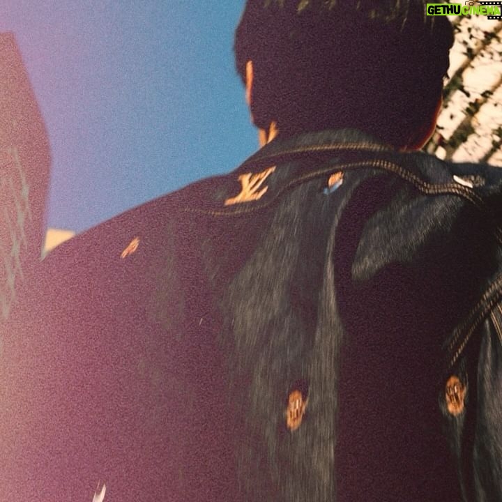 Norawit Titicharoenrak Instagram - Yellow Damier on the blue-sky canvas #LVMenSS24 #PharrellWilliams @LouisVuitton
