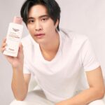 Norawit Titicharoenrak Instagram - โลชั่นผิวไบรท์ของผม Eucerin Spotless Brightening Body Lotion ใช้ทุกวันผิวไบรท์กระจ่างใสแบบผม เนื้อครีมบางเบา สบายผิว แถมมีไทอามิดอลด้วยนะ ใครอยากลองใช้หาซื้อได้ที่ Watsons, Boots, EveandBoy และร้านขายยาชั้นนำ และช่องทาง online official เลยครับ #เปิดโหมดผิวไบรท์กับEucerin #EucerinXGemini #โลชั่นผิวไบรท์ #EucerinTH