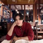 Norawit Titicharoenrak Instagram - 新年快乐！红包拿来🧧 พร้อมขายของไปในตัว5555