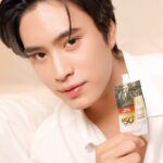 Norawit Titicharoenrak Instagram - ช่วงนี้ตากแดดบ่อย โชคดีที่มีซองนี้ติดกระเป๋า กันแดด L’Oreal Paris ที่พกง่าย ใช้ไปได้ทุกที่ ทาที่ไหนก็ได้ กันน้ำ กันเหงื่อ กันมลภาวะ แดดจัดผมก็ไม่หวั่น ยืนหนึ่งในกันแดดซอง! ซื้อได้ที่ 7-Eleven นะครับผมมมมม คู่ควรสุดๆ ~ 🤣 #LOrealParisTH #UVDefender #กันแดดล่องหน